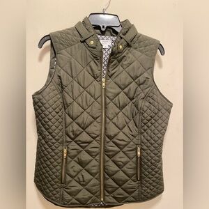 Women’s Crown and Ivy quilted vest.  Size Medium.